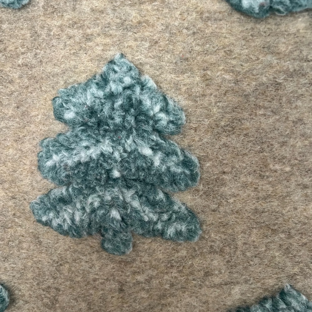 Frati Home Wool Blanket with Tree Design - Picture 4 of 6